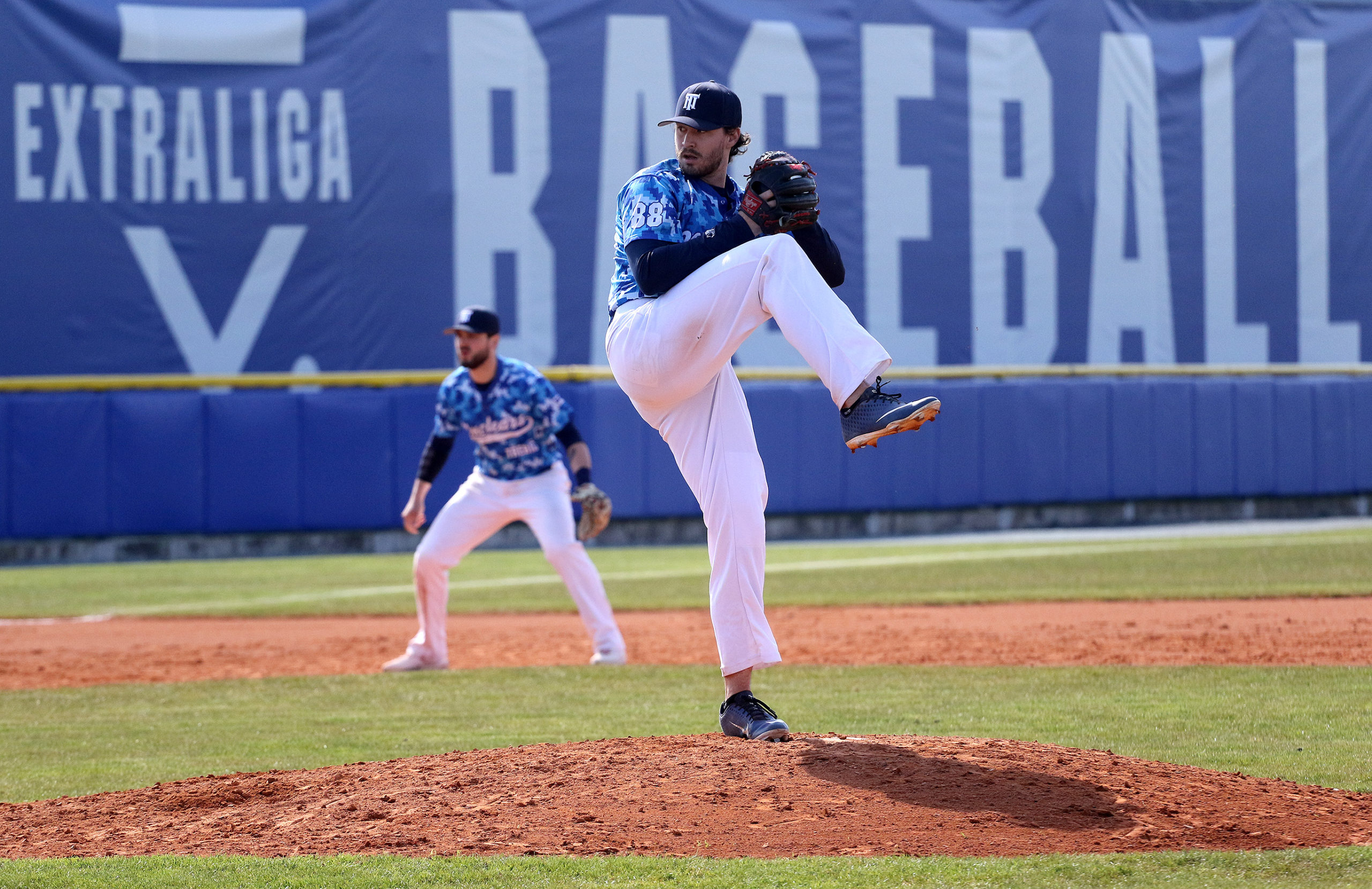 Ryan Johannes Johnson, Kanaďan ve službách Třebíče, proměnil 7 z 9 startů na pálce v úspěšné odpaly. Zaznamenal 3 homeruny, stáhl 5 bodů a sám přidal 5 doběhů, čímž se usadil na čele pálkařských statistik české Extraligy. V neděli navíc jako nadhazovač uzavřel historicky první vítězný zápas s Arrows Ostrava a stal se tak jednoznačně hráčem víkendu. Foto: Robert Vávra